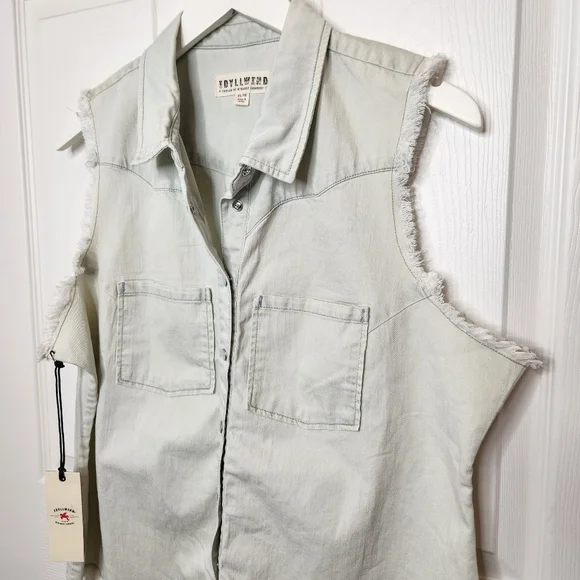 IDYLLWIND By Miranda Lambert Light Denim Chambray Sleeveless Shirt Pearl Snap - Picture 2 of 8